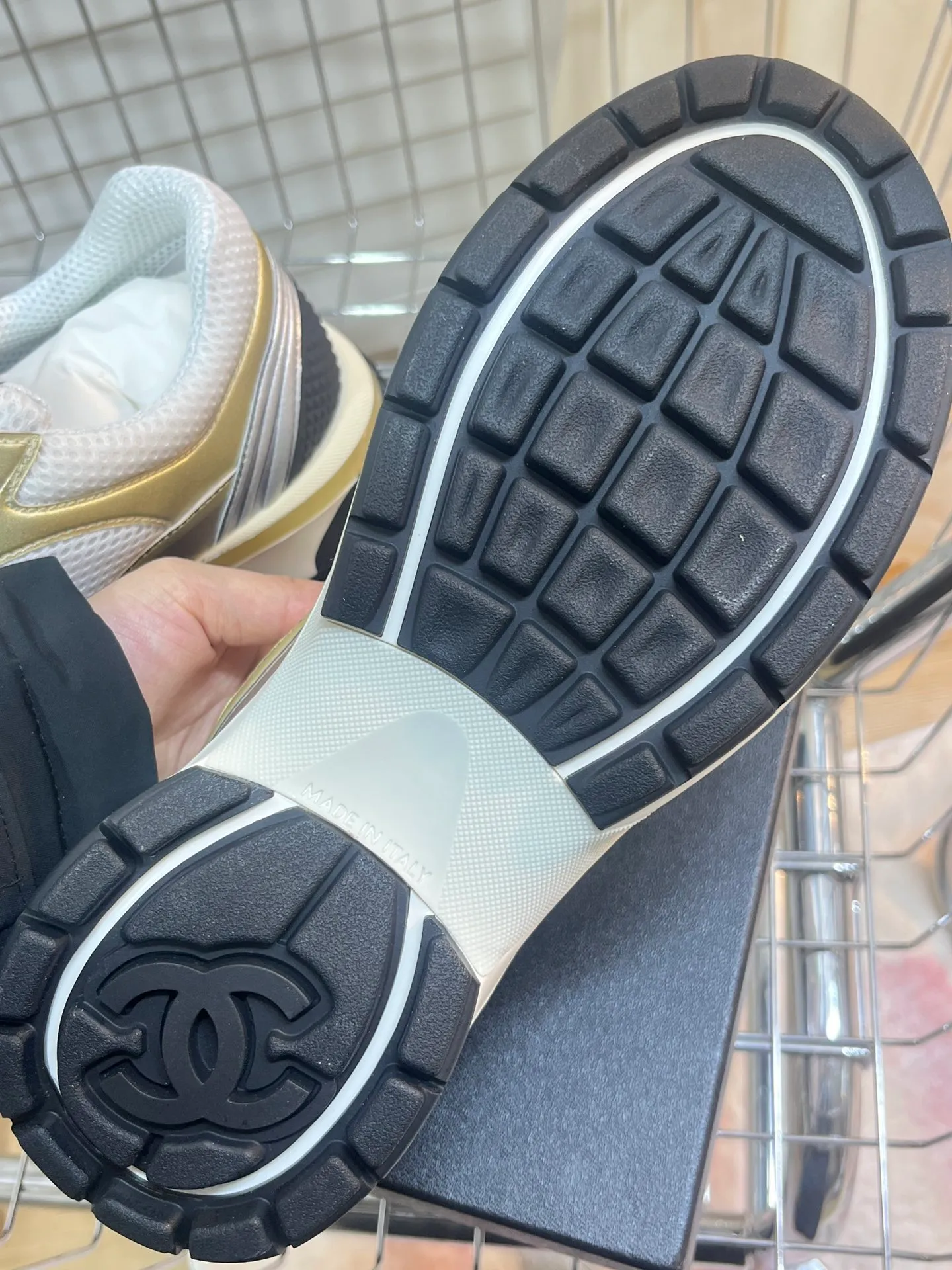 👟👟Ex-factory price 640👟👟 Men +10chanel Chanel 2023 early spring vacation series latest casual sports shoes silver white, gold white, silver gray, black and red! Incomparably beautiful and easy to wear, very light, the lining is also super soft, super comfortable, the upper is breathable, the color is high-end and durable, versatile. Upper: cowhide and cloth stitching. Lining: breathable mesh. Original foam combination outsole. Size: 35-45.